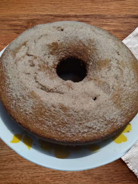 Bolo de canela com cobertura simples